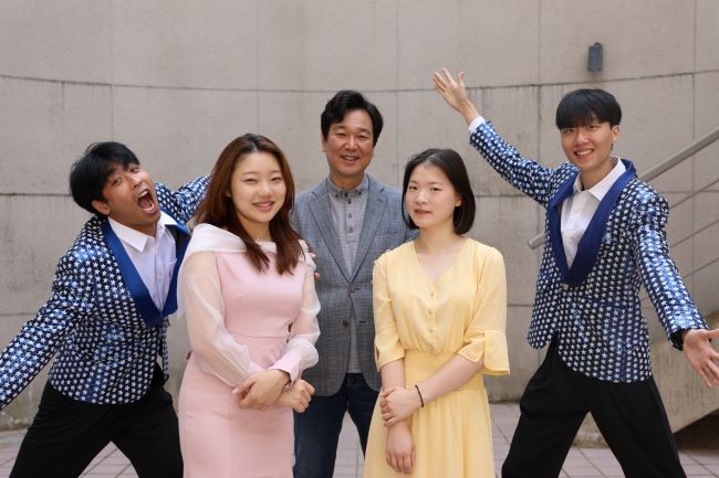 중국 상하이 페스티벌 폐막식에 공식 참여하는 대경대 연기예술과 뮤지컬팀 (전공자 및 가운데 김찬영 교수). ⓒ 대경대학교