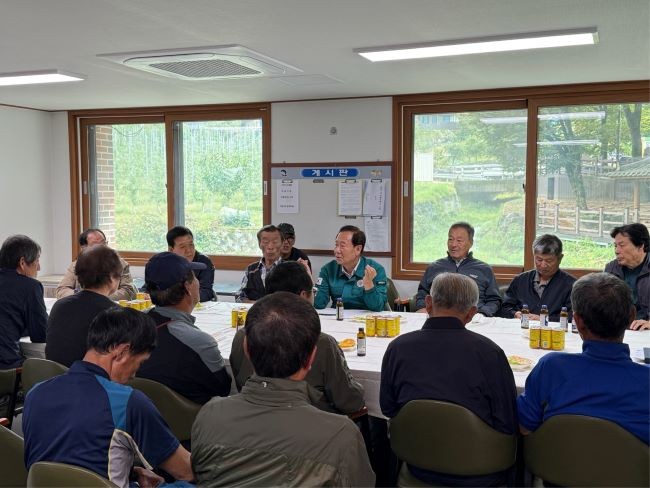 지난 14일 물야면 개단리 일원에서 찾아가는 열린 군수실을 운영했다. ⓒ 봉화군