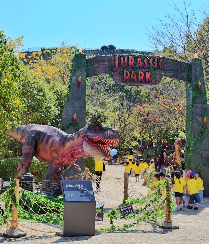 추석 연휴를 포함한 개장 12일 동안 약 10만여명이 찾은 2025 경남고성공룡세계엑스포가 열리는 당항포관광지를 중심으로 한 행사장 모습. ⓒ 고성군