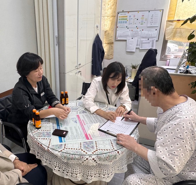 고성읍행정복지센터가 고령자, 중증장애인, 1인 가구 등 방문이 어려운 취약계층을 대상으로 공무원이 직접 방문해 소비쿠폰 신청을 도와주는 맞춤형 복지서비스를 실시하고 있다. ⓒ 고성군