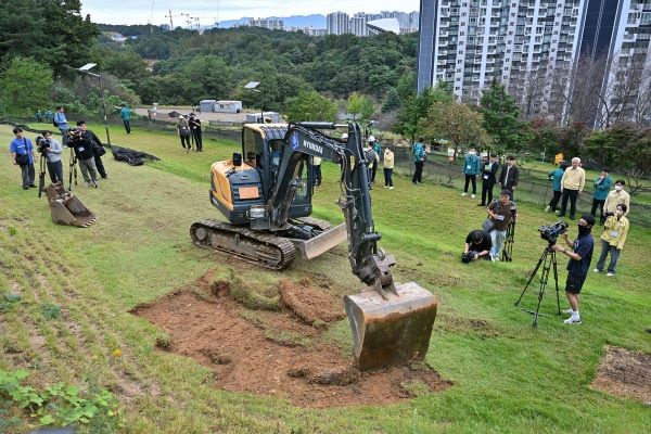 광주광역시 서구는 15일 풍암동 금당산 일대에 불법으로 조성된 대규모 파크골프장에 대해 행정대집행을 단행했다. ⓒ 광주광역시 서구