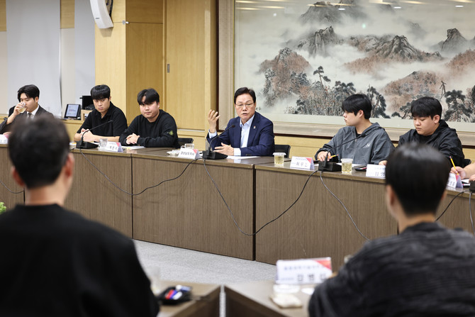 박완수 경남도지사가 도내 16개 대학 총학생회장단과 간담회를 실시하고 있다. ⓒ 경남도