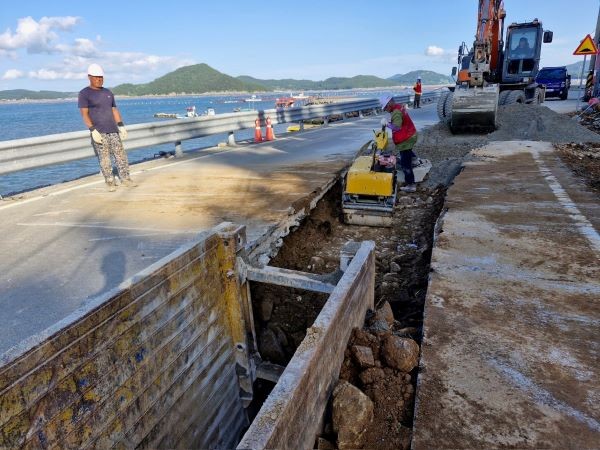 완도군은 ‘농어촌 마을 하수도 정비 사업’에 박차를 가하고 있다. 사진은 완도군 노화읍 내리 하수도 정비 공사 장면. ⓒ 완도군