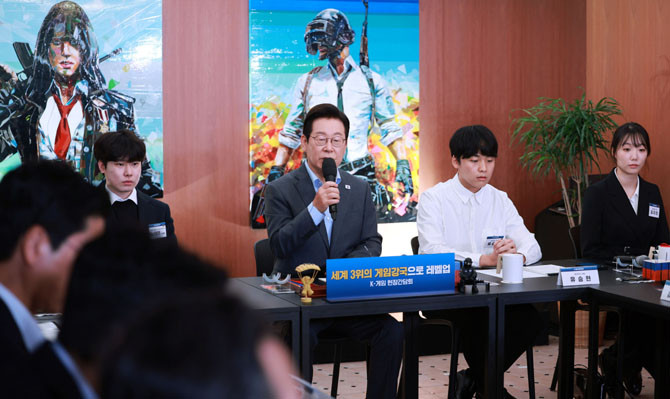 이 대통령은 15일 '게임은 미래 핵심 문화산업'이라는 주제로 게임업계 관계자들과 간담회를 가졌다. ⓒ 연합뉴스