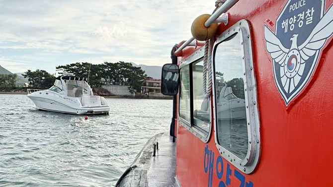 통영해경이 15일 오전 7시 29분경 통영시 용남면 해간도 인근 해상에서 좌초된 8.5톤 모터보트를 접수받고 긴급하게 구조요원이 출동해 구조하고 있는 모습. ⓒ 통영해경