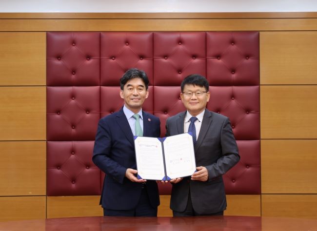 사진 왼쪽부터 허영우 경북대 총장, 양성광 한국기초과학지원연구원 원장. ⓒ 경북대학교