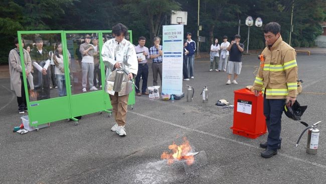 대구가톨릭대 RISE CUBE사업단이 실시한 '배터리 화재 대응 안전교육'에서 학생들이 화재 진압 도구를 활용해 교육을 진행하고 있다. ⓒ 대구가톨릭대학교