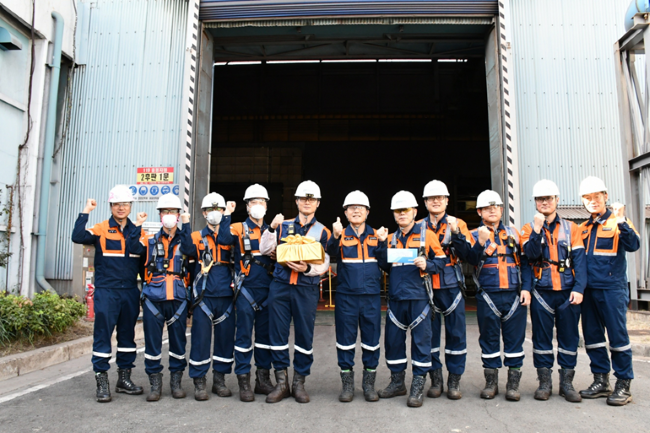 2후판공장 앞 포스코 포항제철소 직원들의 단체 사진. ⓒ 포스코