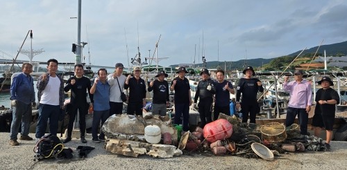 광양제철소 클린오션 재능봉사단이 여수시 신기항 일대에서 수중 환경정화 봉사활동을 하고 기념촬영을 하고 있다. ⓒ 광양제철소