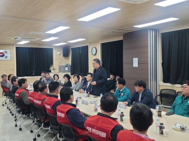 봉화군의회와 태백시의회는 봉화·태백·석포 생존권 사수를 위한 공동투쟁본부를 방문하고, 석포면 현안대책위원회 간담회를 실시했다.ⓒ 봉화군의회