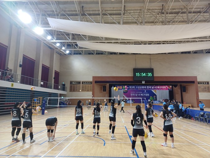 '제3회 고성공룡배 전국남녀배구대회'에서 선수들이 경기를 하고 있는 모습. ⓒ 고성군