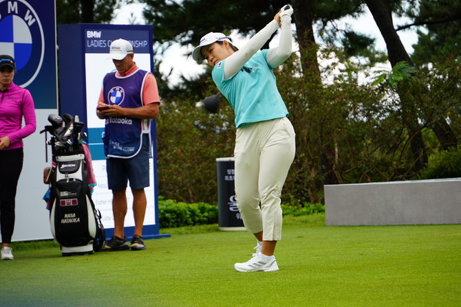 2025 BMW LPGA 해남대회의 첫 드라이버를 날리고 있는 일본의 나소 하타오카. ⓒ 전남도청종합기자단
