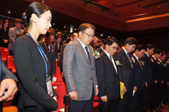 장금용 창원시장 권한대행이 창원에서 개최된 김민석 국무총리, 박상도 부마민주항쟁기념재단 이사장, 박완수 경상남도지사, 박형준 부산광역시장, 부마민주항쟁 관련자 및 가족, 정부 관계자 등 600여명이 참석한 제7회 '제46주년 부마민주항쟁 기념식'에서 기념촬영을 하고 있다. ⓒ 창원시