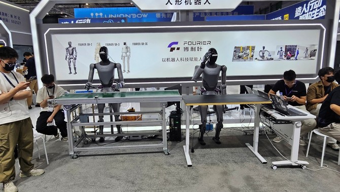 중국 상하이 휴머노이르 로봇 업체인 푸리에의 휴머노이드 로봇 시연 모습. ⓒ 에스비비테크
