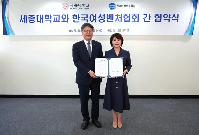 (좌측부터) 성미숙 회장·엄종화 총장이 협약서를 들고 있다. ⓒ 한국여성벤처협회