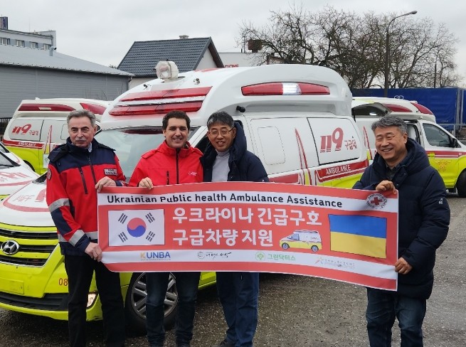 부산신항을 통해 우크라이나에 무상제공된 구급차량 지원 장면. ⓒ 그린닥터스