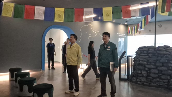 이상근 군수가 갈모봉자연휴양림과 엄홍길전시관을 방문해 주요 사업 추진 현황과 향후 운영 방향을 점검하고, 다가오는 거류산 등산축제와 시설물 안전 관리 사항도 확인하는 모습. ⓒ 고성군