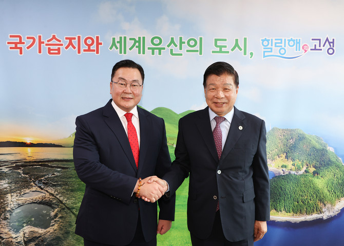 이상근 고성군수가 차강 웁궁 자담바 주부산 몽골 영사와 만나 제6회 고성독수리 생태축제 및 한·몽 교류 협력 방안을 논의하고 기념촬영을 하고 있다. ⓒ 고성군
