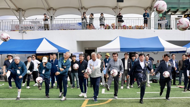 제19회 대한건축사축구연합회장기 전국건축사 축구대회가 17일부터 18일까지 보령스포츠파크 및 웅천체육공원에서 개최 시축을 하고 있다. ⓒ 보령시