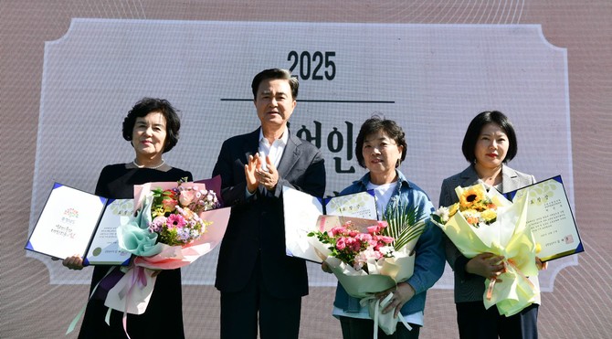 17일 아산 궁평저수지 일원에서 열린 '2025년 임업인 화합행사'에서 유공자 표창 후 기념촬영을 하고 있다. ⓒ 충남도