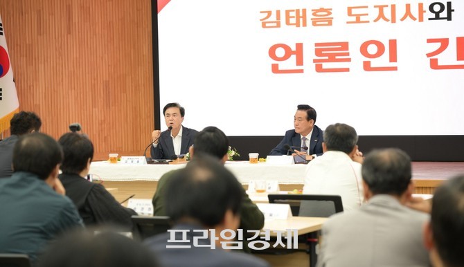 김태흠 충남지사가 지난 16일 논산시청에서 열린 출입기자 간담회에서 기자들의 질문에 답변하고 있다. ⓒ 프라임경제