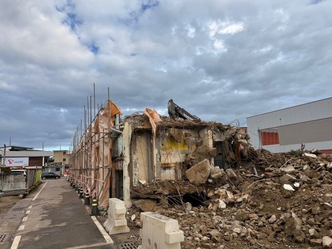 성주군 최초의 아파트 '성주연립주택'이 지난 16일 지역 주민들이 모인 가운데 역사 속으로 사라졌다. ⓒ 성주군