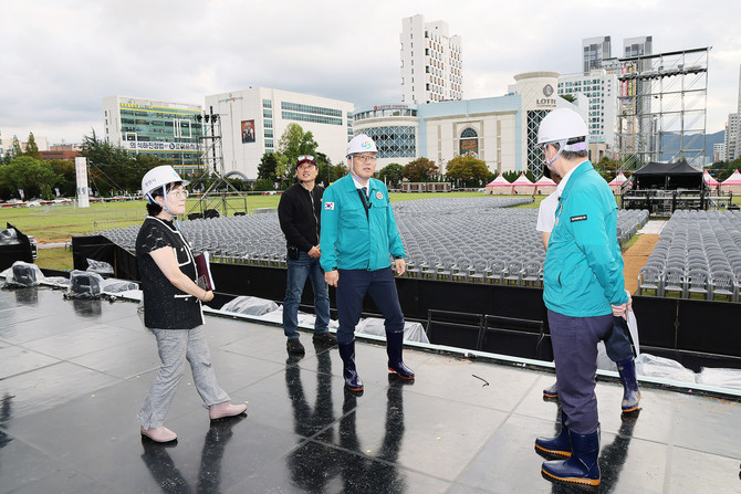 장금용 창원시장 권한대행이 가을철 집중적으로 열리는 지역 대표 축제를 안전관리 중점대상으로 지정하고, 민‧관 합동 안전점검을 실시하고 있는 모습. ⓒ 창원시