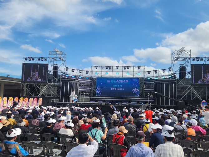 진해수협이 주최·주관한 제5회 '2025 진해만싱싱수산물축제'가 시민과 관광객의 큰 호응 속에 성황리에 개최되고 있는 모습. ⓒ 창원시