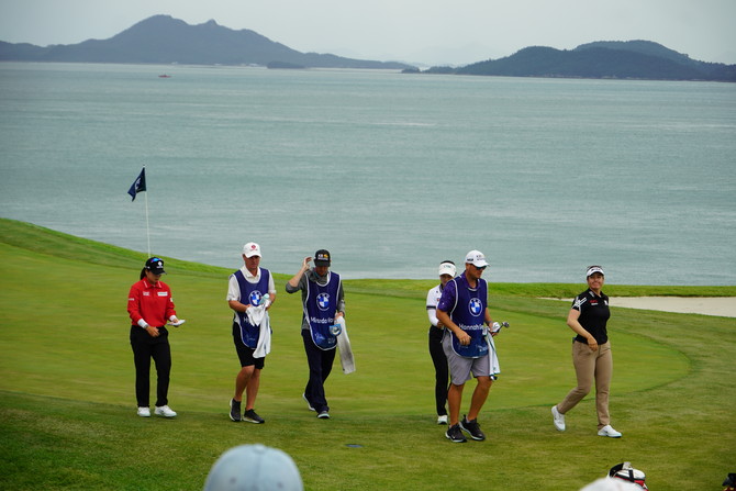 홀아웃하는 최혜진 선수조. =장철호 기자