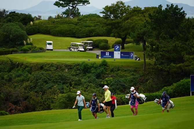 드라이버로 바다를 넘겨야하는 17번홀. 선수들은 뒷편으로 보이는 곳에서 드라이버 샷을 한 뒤 페어웨이를 따라 걸어오고 있다. =장철호 기자