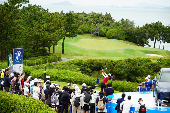 바다를 넘기는 시그니처 16번홀 김아림 T샷. =장철호 기자