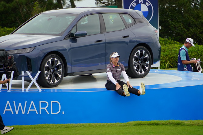 전시차량 옆에 앉아 몸을 풀고 있는 핸더슨. =장철호 기자