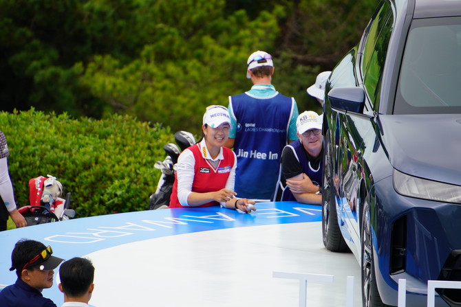 16번 홀에서 캐디와 이야기하는 김아림 선수. =장철호 기자