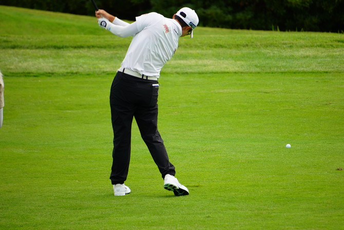 김효주의 세컨샷 팔로우 모습. 머리는 아직도 고정됐다. =장철호 기자