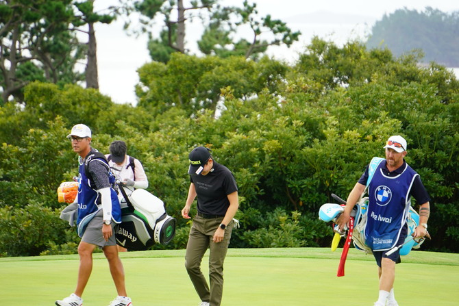 그린에 올라가는 캐디와 선수들. =장철호 기자