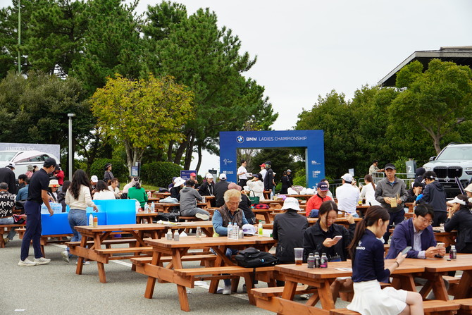 푸드코트에 모인 갤러리. =장철호 기자