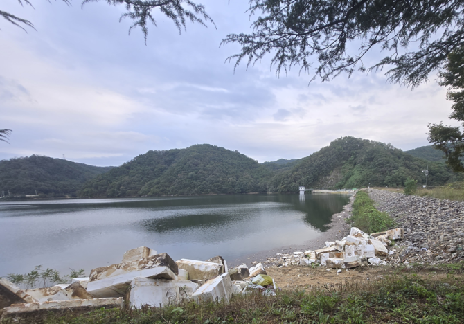 수상레포츠 시설에 사용되던 스티로폼 잔해 부유물. = 나영혜 기자