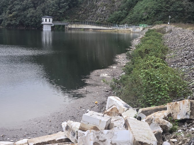 수상레포츠 시설에 사용되던 스티로폼 폐기물. = 나영혜 기자