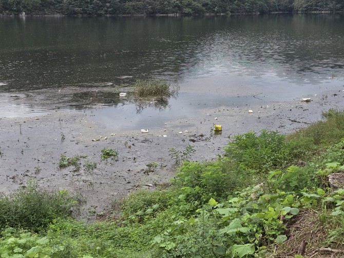 수상레포츠 시설에 사용되던 스티로폼 잔해 부유물. = 나영혜 기자