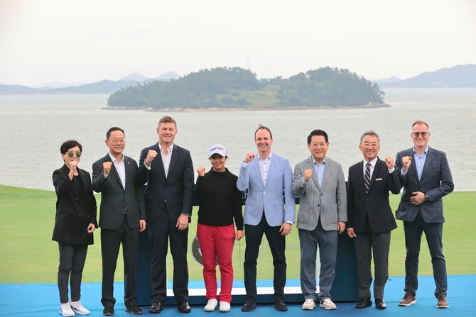 우승을 차지한 김세영 선수와 명현관 군수, 김영록 전남지사, 대회 관계자 등이 기념사진을 촬영하고 있다. = 해남군