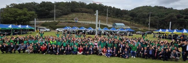 지난 19일 동대사 잔디광장에서 수성구 새마을지도자 한마음 전진대회를 가진 후 참석자들이 기념촬영을 하고 있다. ⓒ 대구 수성구