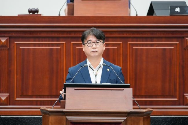 소규모 소나무 군락지의 재선충병 실태조사와 체계적인 관리의 필요성을 주제로 5분 자유발언을 하고 있는 정성룡 의원. ⓒ 경주시의회