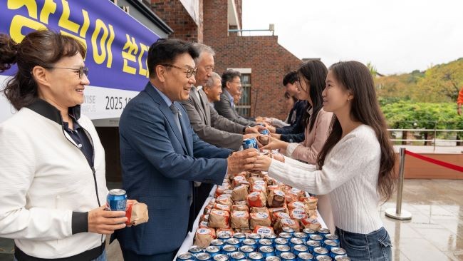 류완하 총장과 교무위원들이 중간고사 응원 간식을 전달하고 있다. ⓒ 동국대 WISE캠퍼스