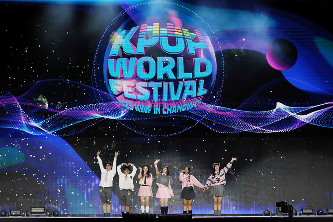 창원광장에서 국내외 관객의 열띤 호응 속에 성황리에 개최된 '2025 창원 K-POP 월드페스티벌'의 경연 모습. ⓒ 창원시