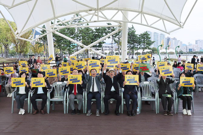 장금용 창원시장 권한대행이 3·15해양누리공원에서 개최된 '제46주년 부마민주항쟁 창원시 기념식 및 시민문화제'에 참석해 이창곤 부마민주항쟁기념사업회장, 부마민주항쟁 관련자, 시민 등 250여명과 함께 구호를 외치고 있다. ⓒ 창원시