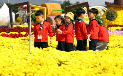 지난해 갈대축제에서 꽃을 구경하고 있는 어린이들. ⓒ 강진군