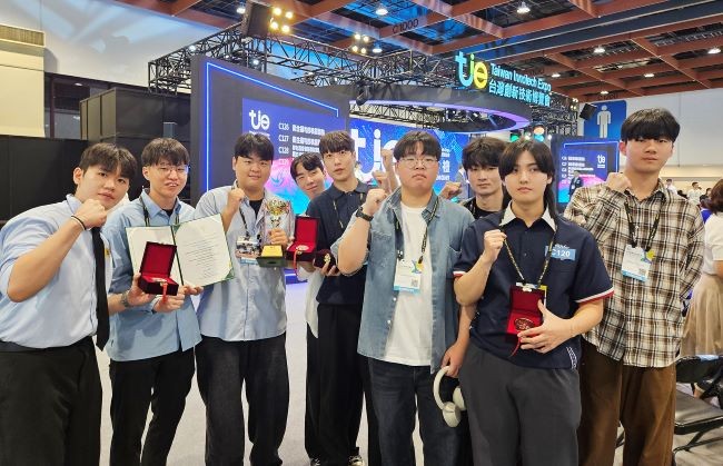 전시회를 마치고 수상한 학생들이 기념촬영을 하고 있다. ⓒ 영남이공대학교