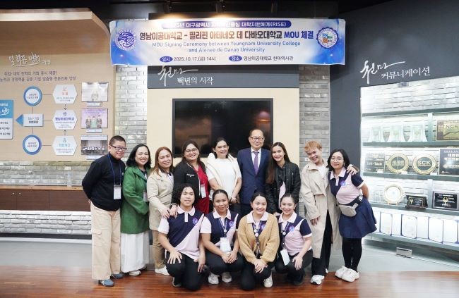 협약을 마치고 이재용 총장이 AdDU교수 및 학생들과 기념사진을 촬영하고 있다. ⓒ 영남이공대학교