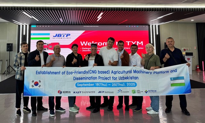 TYM은 지난달 24일 우즈베키스탄 혁신개발청 및 치르치크 농기계 클러스터 관계자들을 전북 익산공장에 초청해 CNG 트랙터 생산시설을 공개했다. ⓒ TYM