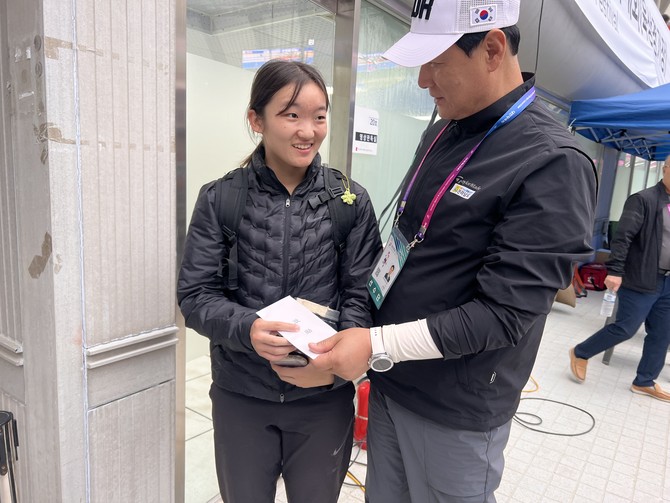 육상 최예서(전남체고 2년)에게 생일을 축하하며 격려하는 송진호 전라남도체육회장(왼쪽부터, 최예서, 송진호 회장). = 전남도체육회